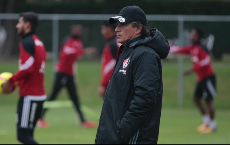 El técnico del Atlas observa a los jugadores rojinegros para detectar virtudes y fallas. EL INFORMADOR/F. Atilano