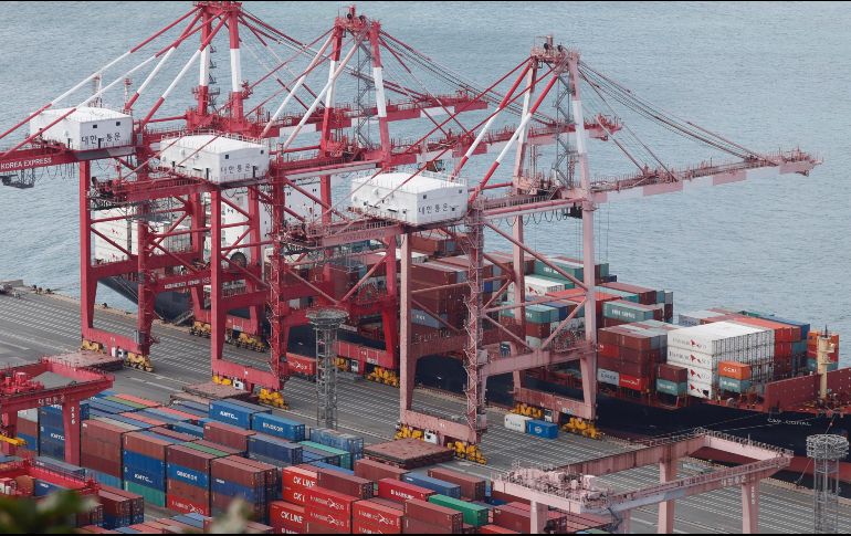 Las exportaciones totales en 2017 sumaron 409 mil 494.2 MDD, mientras que las importaciones fueron de 420 mil 369.2 MDD. EFE/H. Jeon.