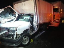 Elementos de Protección Civil del Estado y Cruz Roja, arriban al lugar para liberar al chofer de la camioneta. ESPECIAL/ Protección Civil Jalisco