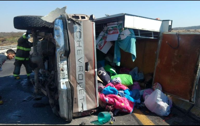 Al lugar arriban bomberos de Tepatitlán y elementos de Protección Civil del Estado para contener el derrame de gasolina. ESPECIAL/ Protección Civil y Bomberos Jalisco