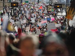Pese a la gravedad de estas acusaciones, los manifestantes lograron hacer de la protesta una fiesta gracias a sus coloridas vestimentas. AP/ J. Minchillo