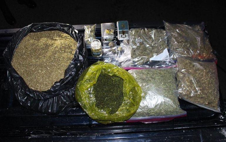 Los detenidos de 20 y 25 años fueron puestos a disposición del Ministerio Público de turno en la agencia especializada en Narcomenudeo de la Fiscalía General del Estado. ESPECIAL/ Policía de Guadalajara