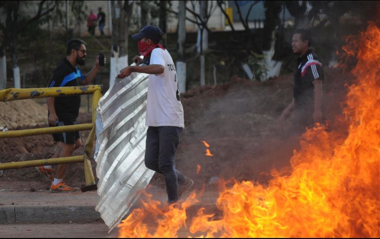 Este sábado se registraron manifestaciones en el marco de la toma de posesión de Hernández. EFE/H. Espinoza