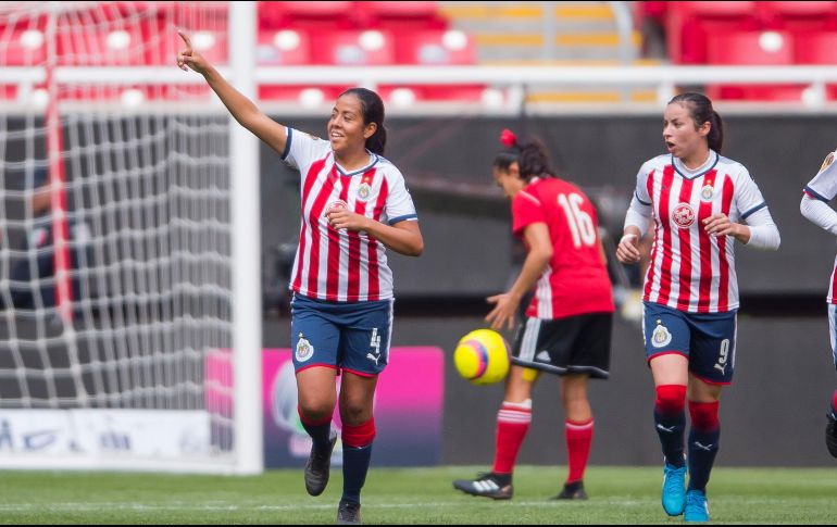 Arletto Tovar (I) celebra tras convertir un penal cometido sobre Brenda Viramontes (D). MEXSPORT/C. de Marchena