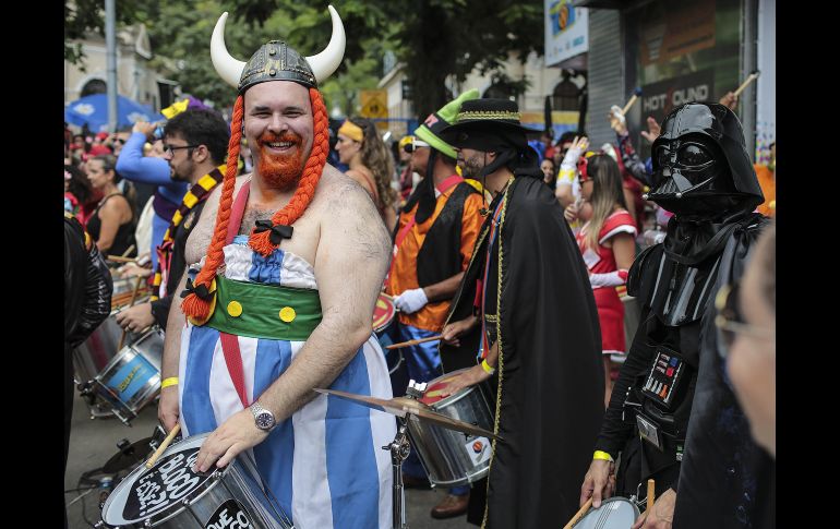 Adultos y niños acudieron disfrazados de personajes de comic y súperhéroes. EFE / A. Lacerda