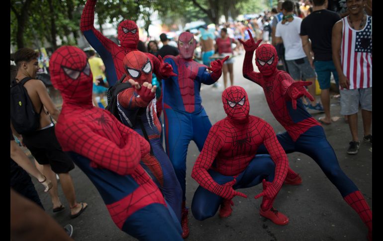 Adultos y niños acudieron disfrazados de personajes de comic y súperhéroes. AP / L. Correa