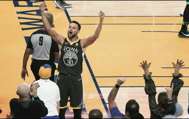 Estrella. En los últimos cuatro minutos de juego, Curry anotó más que todos los Celtics. EFE/J. Mabanglo