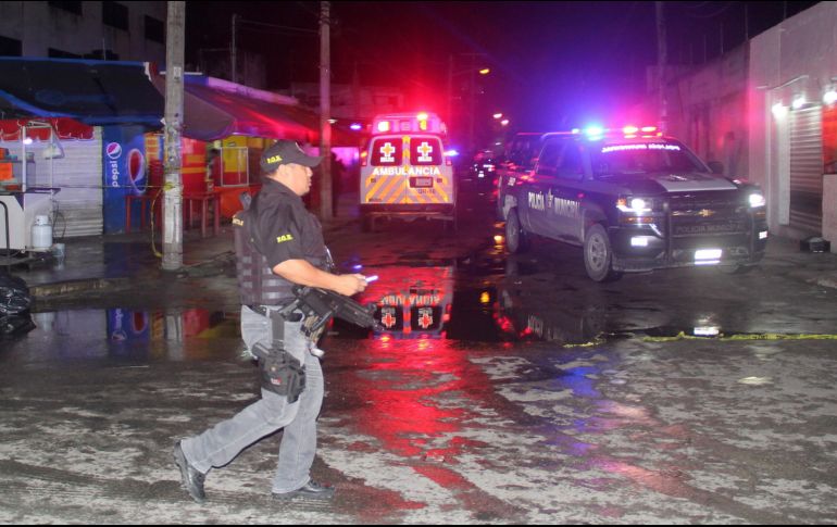 Policías ministeriales resguardan la zona, en lo que autoridades realizan las investigaciones correspondientes. EFE/A. Capul