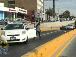 La fotografía de Sofía Pérez tratando de ayudar a una perrita circuló rápidamente a través de las redes sociales. ESPECIAL