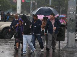 Recomiendan a la población extremar precauciones y salir de casa con ropa abrigadora, así como transitar con cuidado en zonas lluviosas. EL INFORMADOR/ARCHIVO