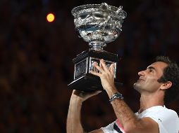 Federer alcanzó hoy domingo los 20 títulos de Grand Slam al ganar el abierto de Australia. AP/A. Brownbill