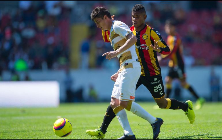 Edson Rivera (I), autor del primer gol de Dorados, conduce un balón ante la cobertura de Jorlián Sánchez (D), de los Leones Negros. MEXSPORT/C. de Marchena
