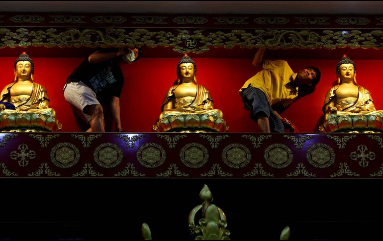 Labores de limpieza en un templo en Medan, Indonesia, previo a las celebraciones del nuevo año chino, que comienza el 16 de febrero. AFP/R. Suryadi