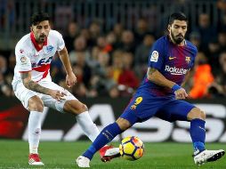 Luis Suárez (D) anota el primer gol de los catalanes. EFE/E. Fontcuberta