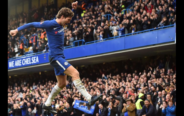 Marcos Alonso, del Chelsea, celebra tras anotar el tercer gol de su equipo en partido de la Copa inglesa ante Newcastle United, disputado en Londres. AFP/G. Kirk