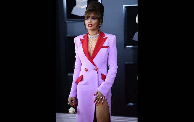 Rihana llega a la ceremonia de la 60 edición de los Grammy en Nueva York.