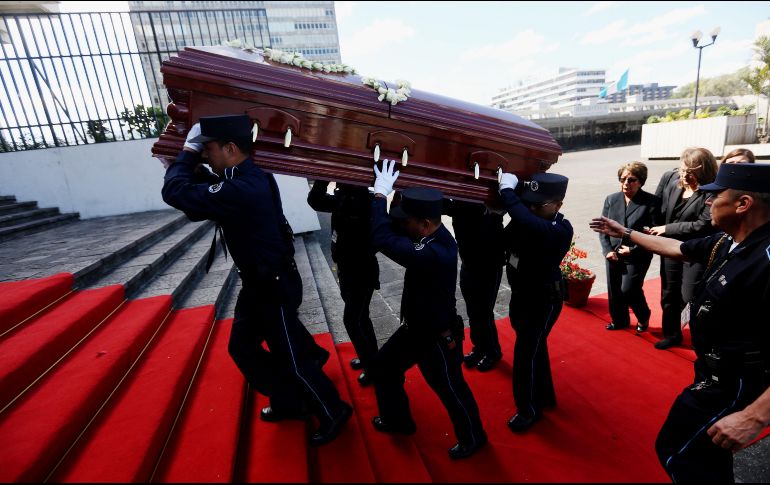 Guardias llevan en hombros el ataúd con el cuerpo del ex presidente de la Corte Suprema de Justicia José Arturo Sierra, asesinado el pasado viernes, en la Ciudad de Guatemala, Guatemala. EFE/E. Biba