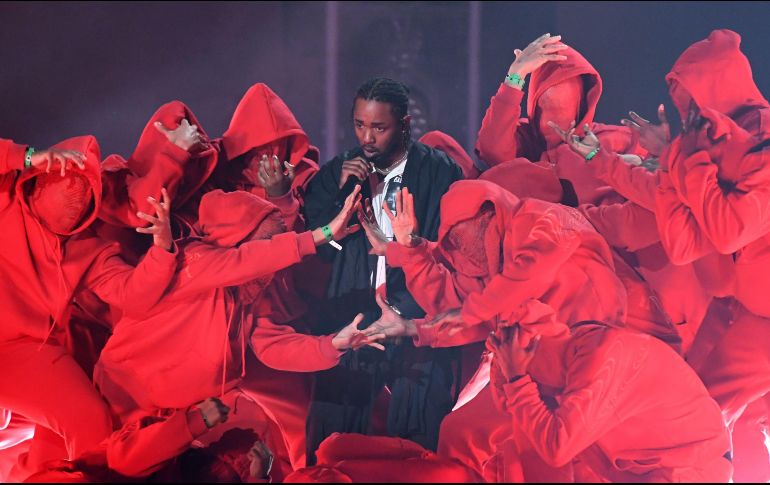 La actuación de Lamar incluyó pantallas de video al fondo con una imagen de la bandera de EU ondeando, mientras bailarines vestidos de soldados marchaban detrás de él.  AFP / T. Clary