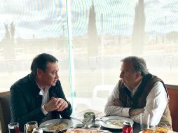 El ex secretario de Gobernación compartió en sus redes sociales una foto de la reunión. TWITTER / @osoriochong