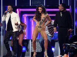 La Miss Universo 2006 Zuleyka Rivera acompañó a Luis Fonsi y Daddy Yankee en el escenario. AFP / T. Clary