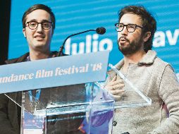 Orgullo. Sebastián Hoffman y Julio Chavezmontes, al momento de recibir el premio. EFE