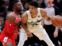 Figura. Giannis Antetokounmpo (derecha) aportó 27 puntos para llevar a los Bucks a la victoria. AP/Y. Huha