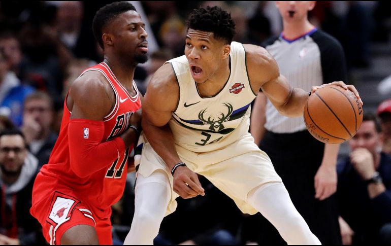 Figura. Giannis Antetokounmpo (derecha) aportó 27 puntos para llevar a los Bucks a la victoria. AP/Y. Huha