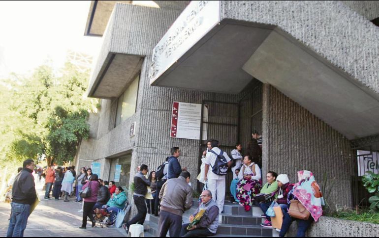 En octubre pasado los profesionales obligados a contar con cédula estatal hicieron filas desde la madrugada y obtenían su constancia de trámite hasta 14 horas después. EL INFORMADOR/E. Barrera