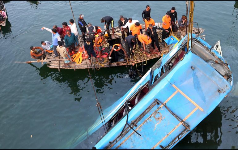 Testigos e investigaciones preliminares, indicaron que el conductor del autobús, que también murió en el accidente, perdió el control cuando trató de adelantar a otro vehículo en el puente. EFE /