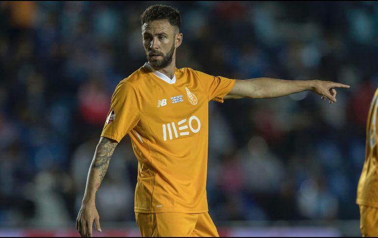 Layún llegará este lunes a Sevilla para pasar las pruebas médicas antes de incorporarse a la disciplina del conjunto entrenado por el italiano Vincenzo Montella. MEXSPORT / ARCHIVO