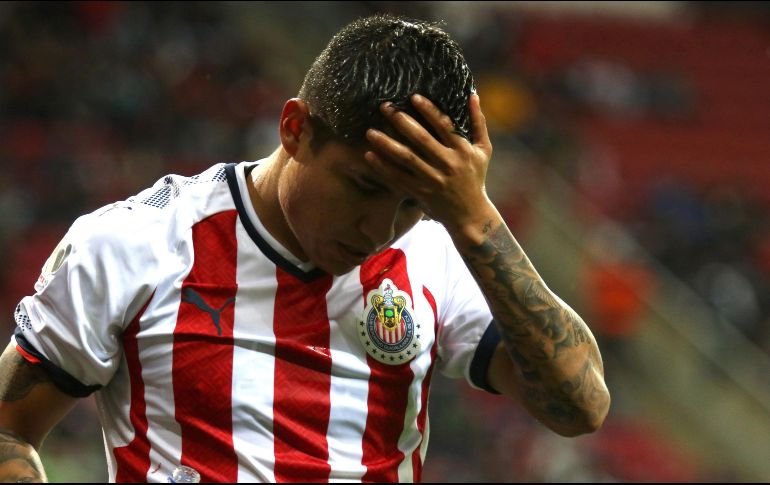 Chivas continúa en un tobogán que parece no tener fin jugando en casa, ya que los errores individuales les han costado partidos. MEXSPORT / ARCHIVO
