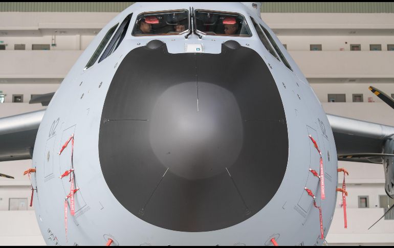 La ministra francesa de Defensa, Florence Parly (al centro) se ve en la cabina de un Airbus  A400M de la Real Fuerza Aérea malasia, durante una visita oficial a la base área en Subang, Malasia. AFP/M. Rasfan