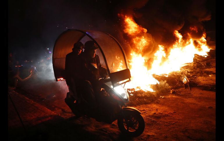 Partidarios del presidente del Parlamento libanés, Nabih Berri, bloquea una carretera en Beirut, Líbano, en protesta contra el ministro de Exteriores, Gebran Basil, que en un video lo acusó de 