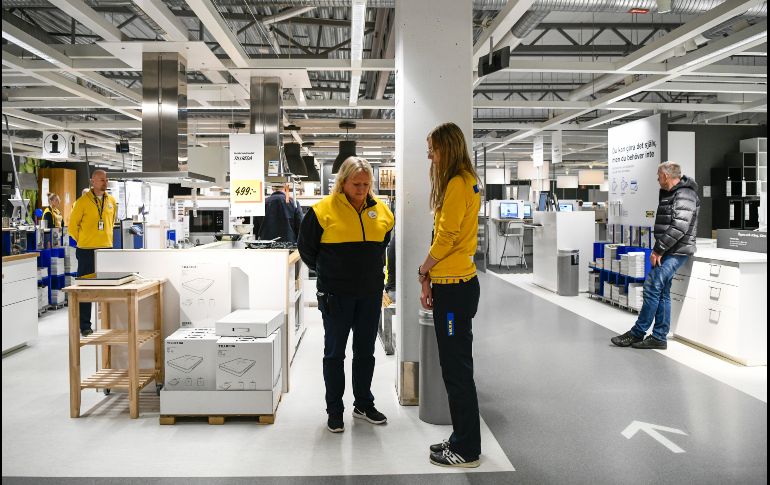Trabajadores de una tienda de IKEA en Barkaby, Suecia, guardan un minuto de silencio en honor de  Ingvar Kamprad, fundador de la compañía de muebles. Kamprad falleció ayer a los 91 años. AFP/J. Nackstrand
