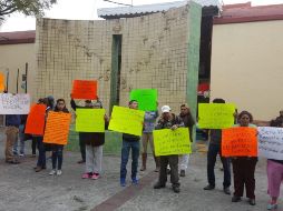 Artesanos se manifestaron este lunes al considerar que el nuevo acomodo les perjudicaría en sus ventas. ESPECIAL