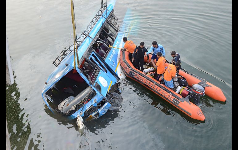 Policías realizan labores de rescate. AFP