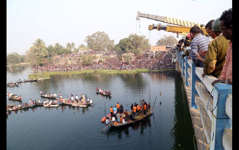 Personas observan desde un puente y en los alrededores del canal. EFE