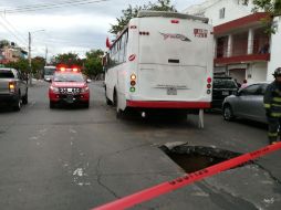 Debido al colapso y a la velocidad a que iba el autobús, no cayó dentro del hoyanco. ESPECIAL