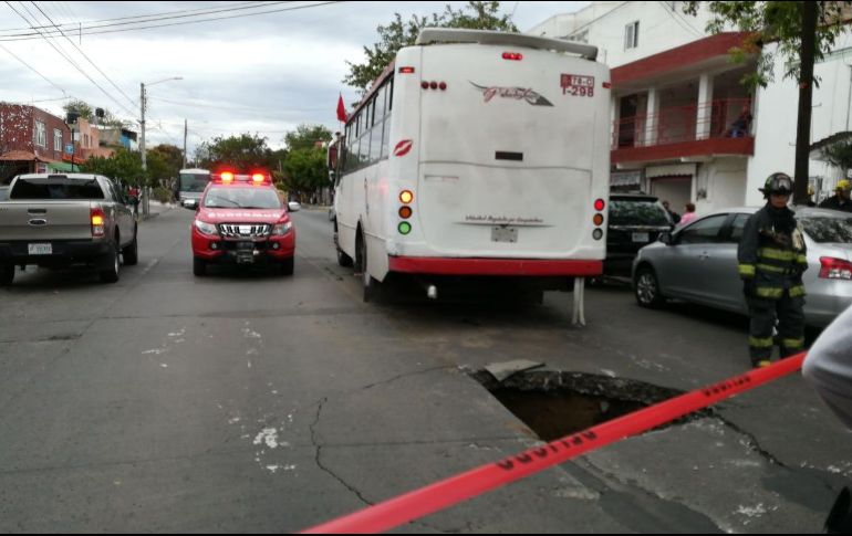 Debido al colapso y a la velocidad a que iba el autobús, no cayó dentro del hoyanco. ESPECIAL