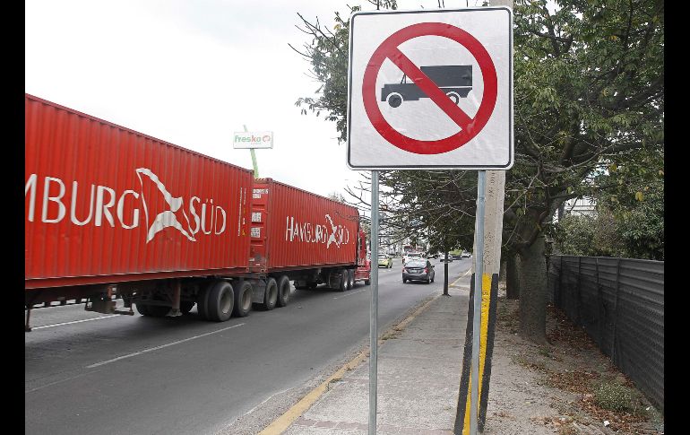 Transportistas pidieron al Gobierno del Estado tres paradores para poder detenerse durante el  horario de restricción en las entradas de la ZMG. EL INFORMADOR / ARCHIVO