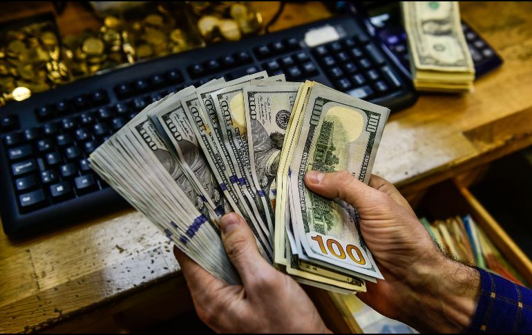 Se anticipa que el peso mexicano cotice entre 18.50 y 18.70 pesos por dólar en operaciones interbancarias a la venta. EL INFORMADOR / ARCHIVO