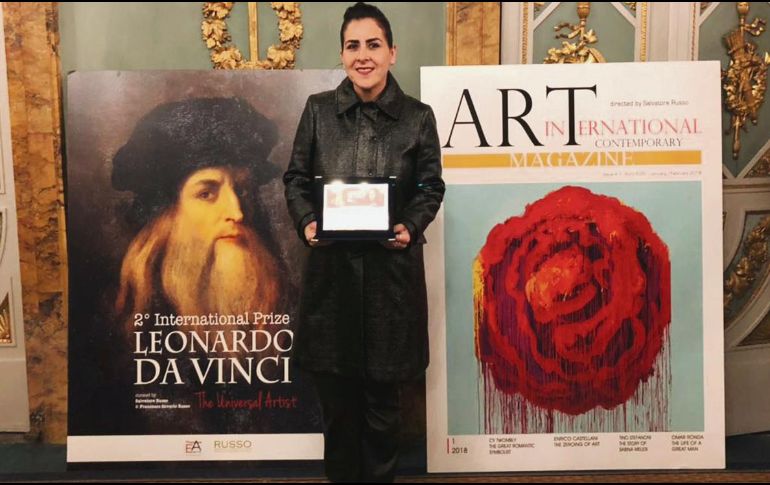 Premiada. Karla de Lara con su reconocimiento. ESPECIAL