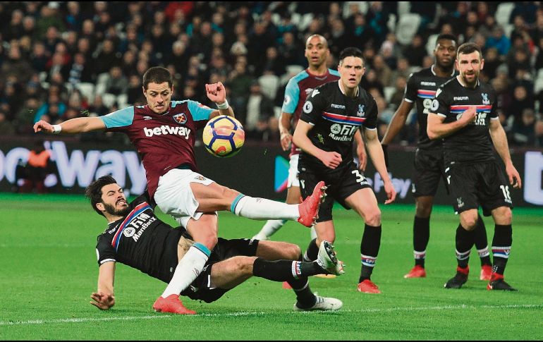 Por segundo partido consecutivo, Javier “Chicharito” Hernández (centro) es titular con el West Ham United. AFP