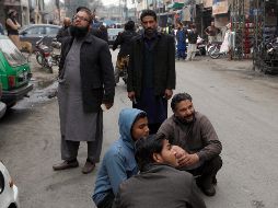 Varias personas salieron de sus hogares al sentir el terremoto. AP/A. Naveed