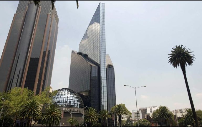 En el mercado accionario local se opera un volumen de 1.2 millones de títulos, por un importe económico de 40.009 millones de pesos. AP / ARCHIVO