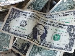 Banco BASE estima que el tipo de cambio podría oscilar entre 18.55 y 18.80 pesos por dólar. AP / ARCHIVO