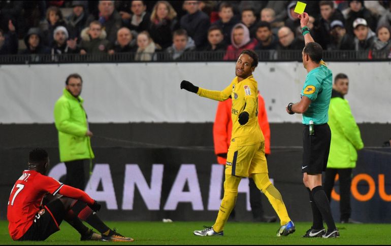 Neymar (C) argumenta que recibe demasiadas faltas y provocaciones. AFP/L. Venance