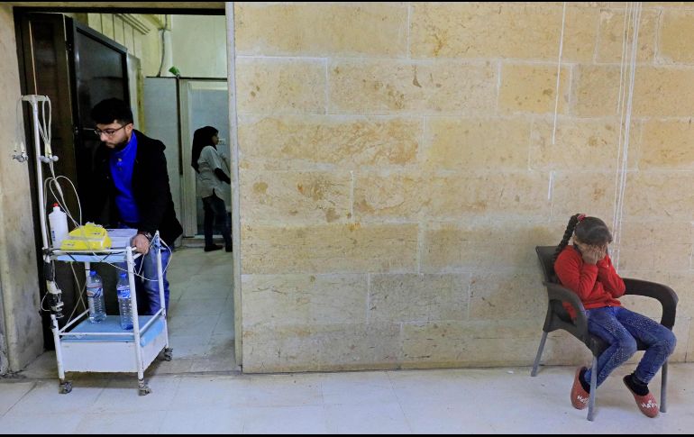 Una niña llora en el hospital de la ciudad siria de Afrin, mientras sus familiares reciben tratamiento para sus heridas, luego de un ataque aéreo presuntamente de las fuerzas turcas. AFP/D. Souleiman