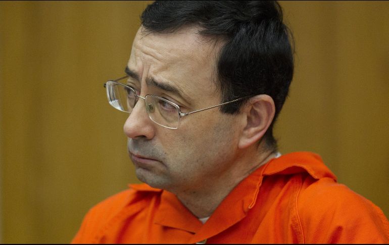 Larry Nassar se declaró culpable de cargos de pornografía infantil y abuso sexual de deportistas en la Universidad Estatal de Michigan; acumula una sentencia de 40 a 175 años de prisión. AP / C. Morse