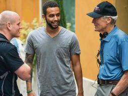 Rodaje. De izquierda a derecha, Spencer Stone (soldado), Anthony Sadler (estudiante californiano) y Clint Eastwood, director de la película. ESPECIAL